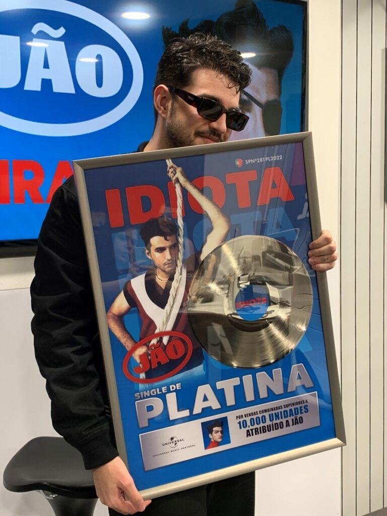 Jão com a placa de Platina. Foto: Divulgação/Internet