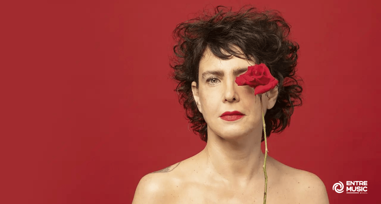 Adriana Calcanhotto homenageia Gal Costa com a turnê ‘Coisas Sagradas Permanecem’