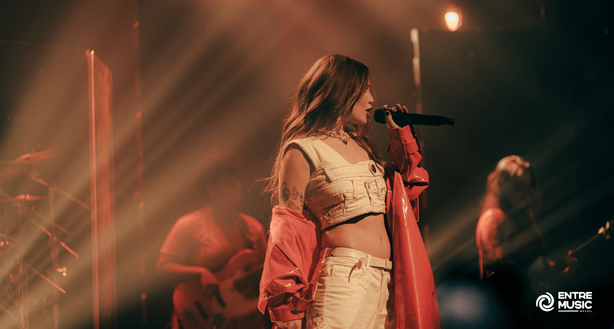 REVERSA TOUR: Carol Biazin Brilha em São Paulo com um Show Eclético, Música Inédita e um Visual Cheio de Conceito